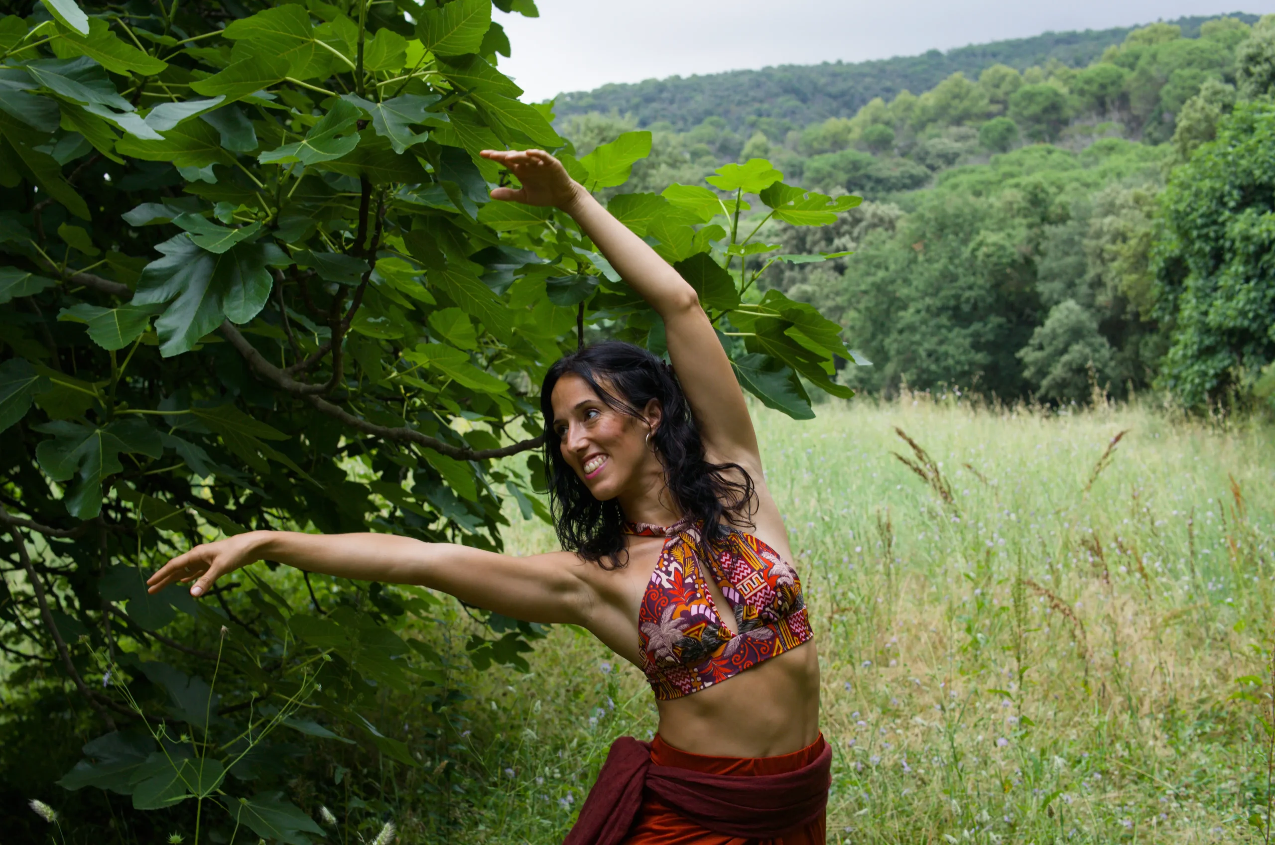 Laura bailando en el bosque
